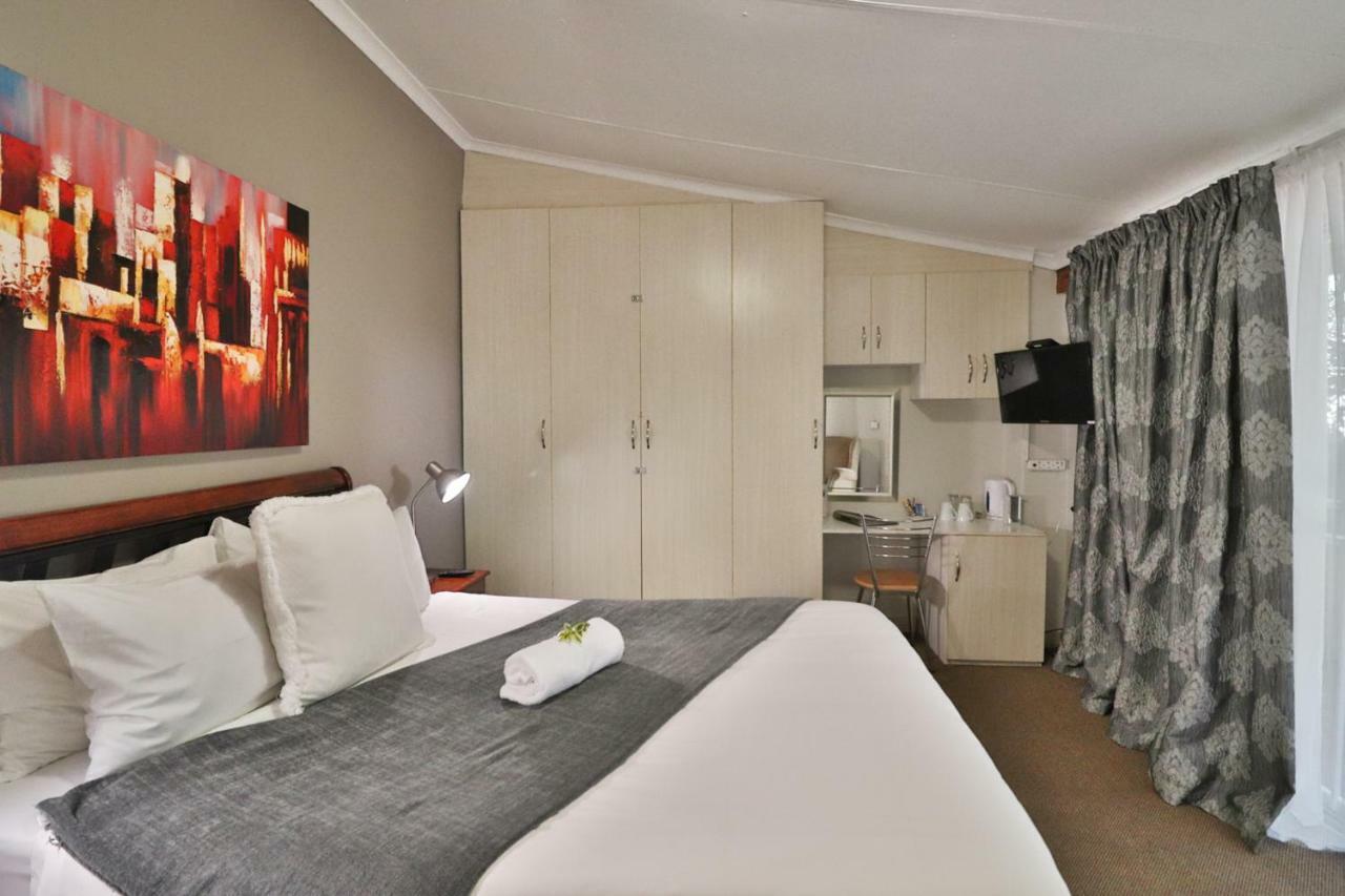 Fin And Feather Guest Lodge Boksburg Bagian luar foto